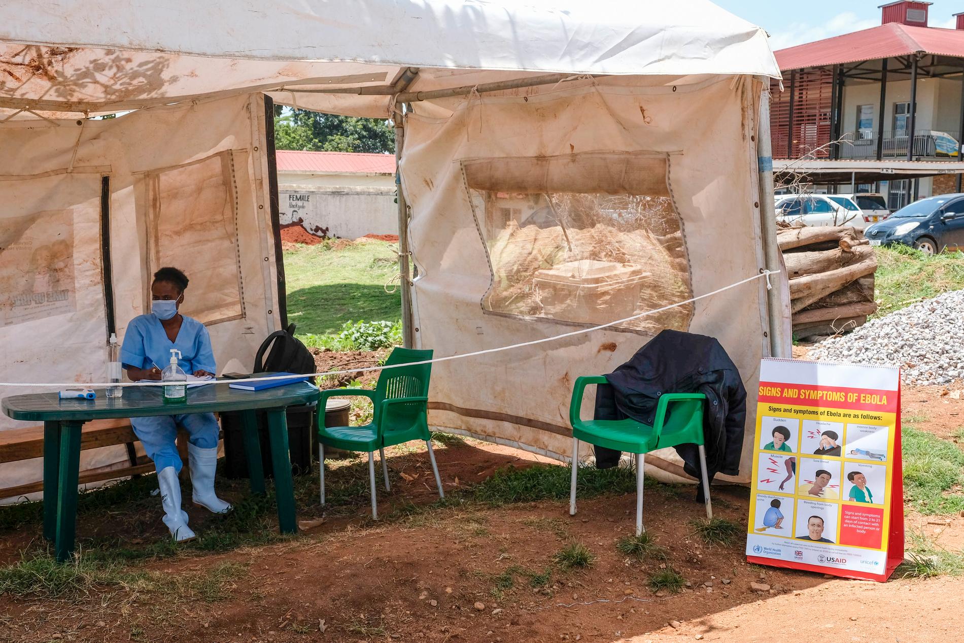 En skylt listar ebolasymtom vid entrén till ett sjukhus i Mybende, Uganda.