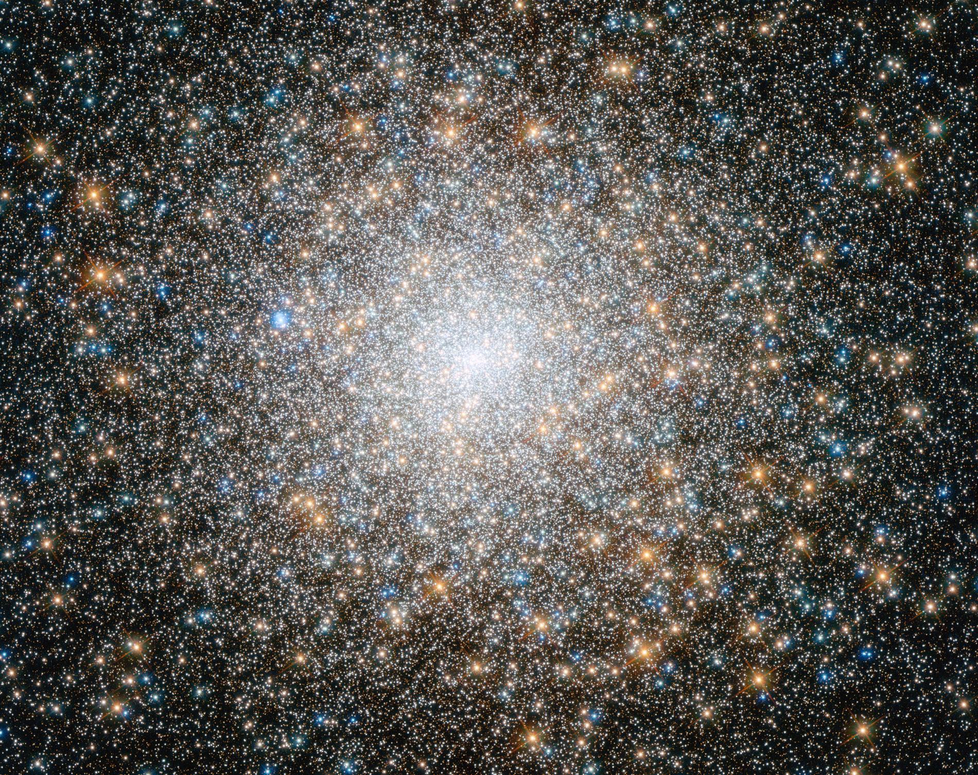 Den ovanligt täta stjärnhopen Messier 15, belägen 35000 ljusår från jorden i stjärnbilden Pegasus, innehåller drygt 100000 stjärnor. Eller två miljondelar av stjärnorna i vår galax. Med en bra kikare kan du hitta den själv men då ser klustret mest ut som en suddig stjärna, för att urskilja detaljer behöver du ett teleskop.