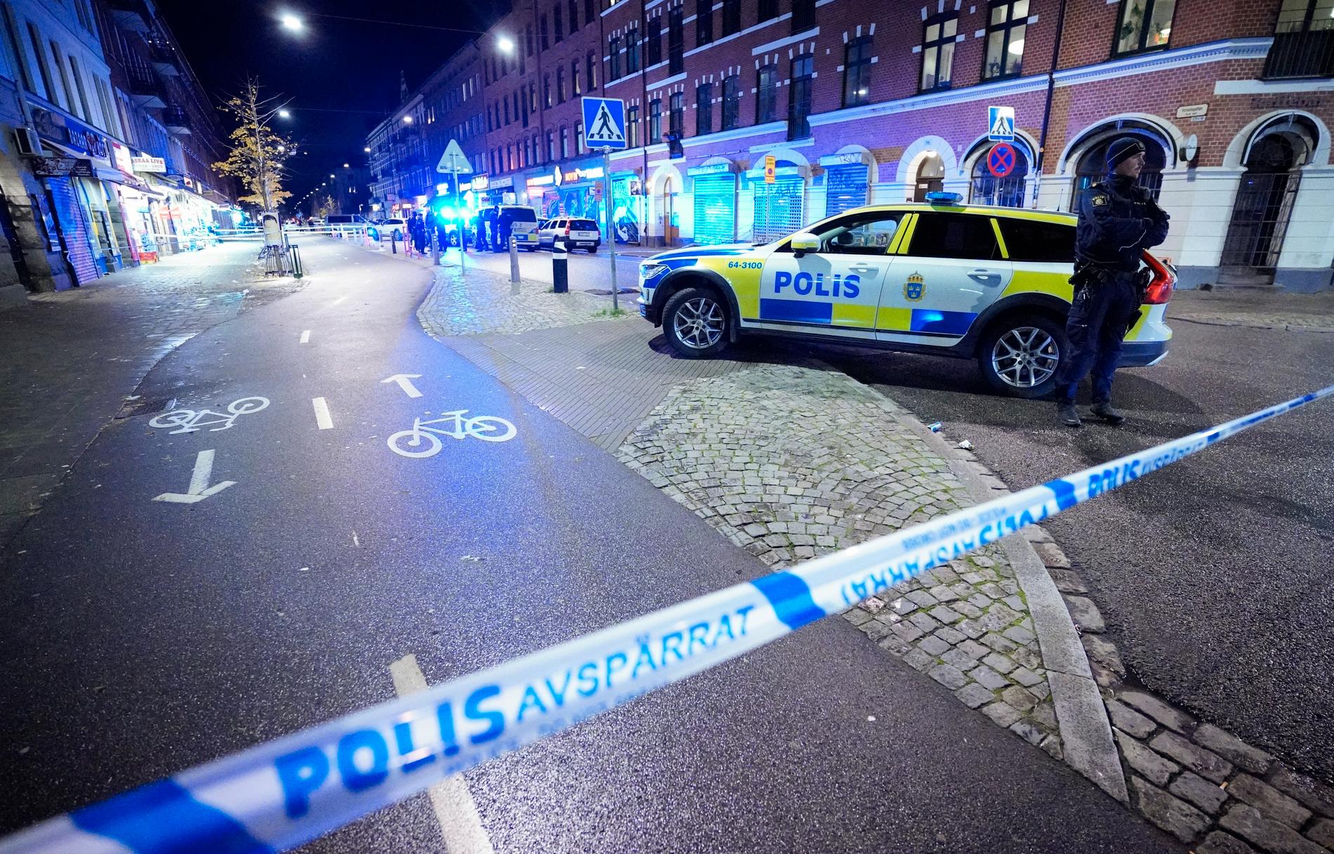 Polisen har spärrat av efter en skottlossning på en restaurang vid Möllevångstorget i Malmö natten till söndagen. Två tonåriga pojkar kom in till sjukhus med livshotande skador.