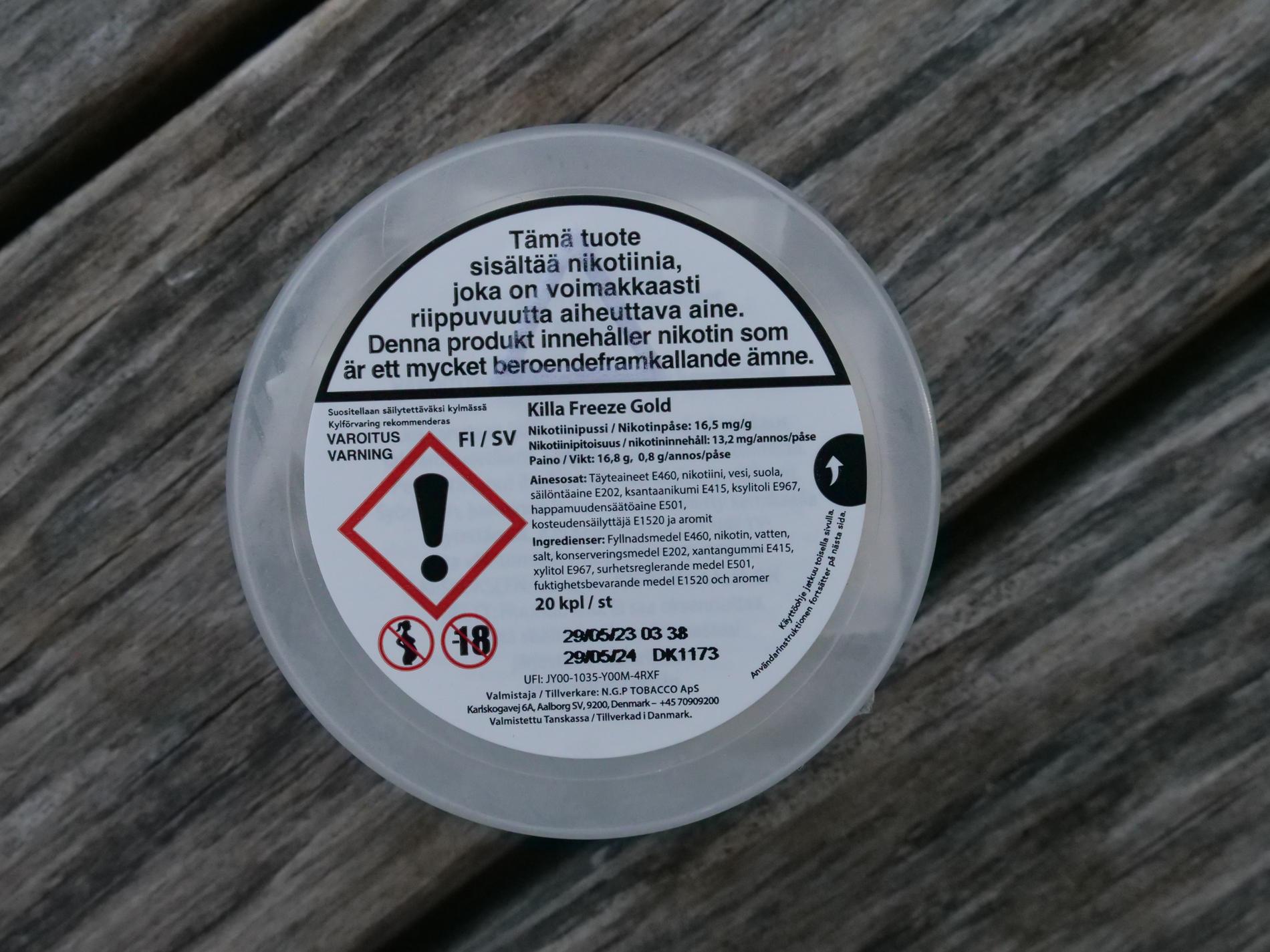 Varningstexten på en dosa ”Killa” nikotinpåsar som säljs i Finland. 