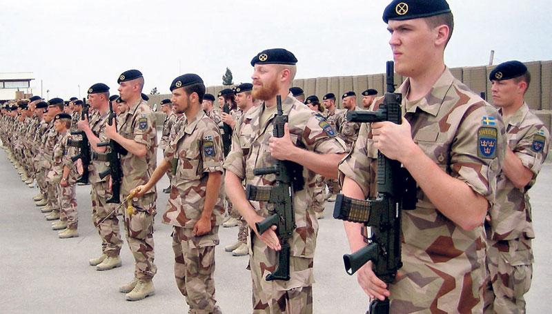 SVERIGE STÄLLER UPP Svenska soldater på militärbasen utanför Mazar-i-Sharif i Afghanistan.