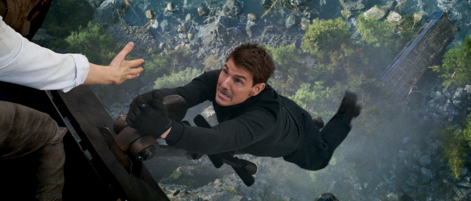 Tom Cruise trotsar tyngdlagen i vanlig ordning i den nya "Mission: impossible – dead reckoning – part one". Pressbild.