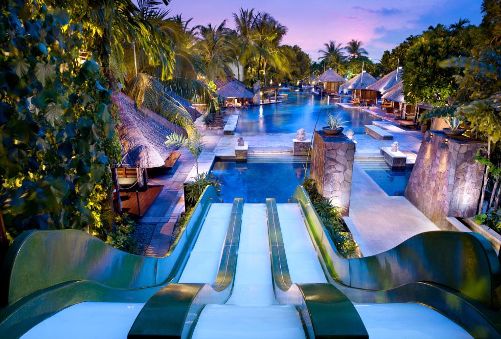 2. HARD ROCK, BALI, INDONESIEN Asiens första Hard Rock-hotell ligger vid populära Kuta Beach. Hotellet ståtar med Balis största pool, komplett med en sand-ö, strandhyddor, pooldäck och en scen för utomhusföreställningar. Antalet vattenrutschbanor är tillräckligt många för att hålla även de mest aktiva barnen upptagna. Hotellrum från cirka 1230 kr/natt.
