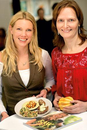 Erica Pamcrantz och Irmela Lilja saknade svensk litteratur om raw foood. Därför skrev de en egen bok.