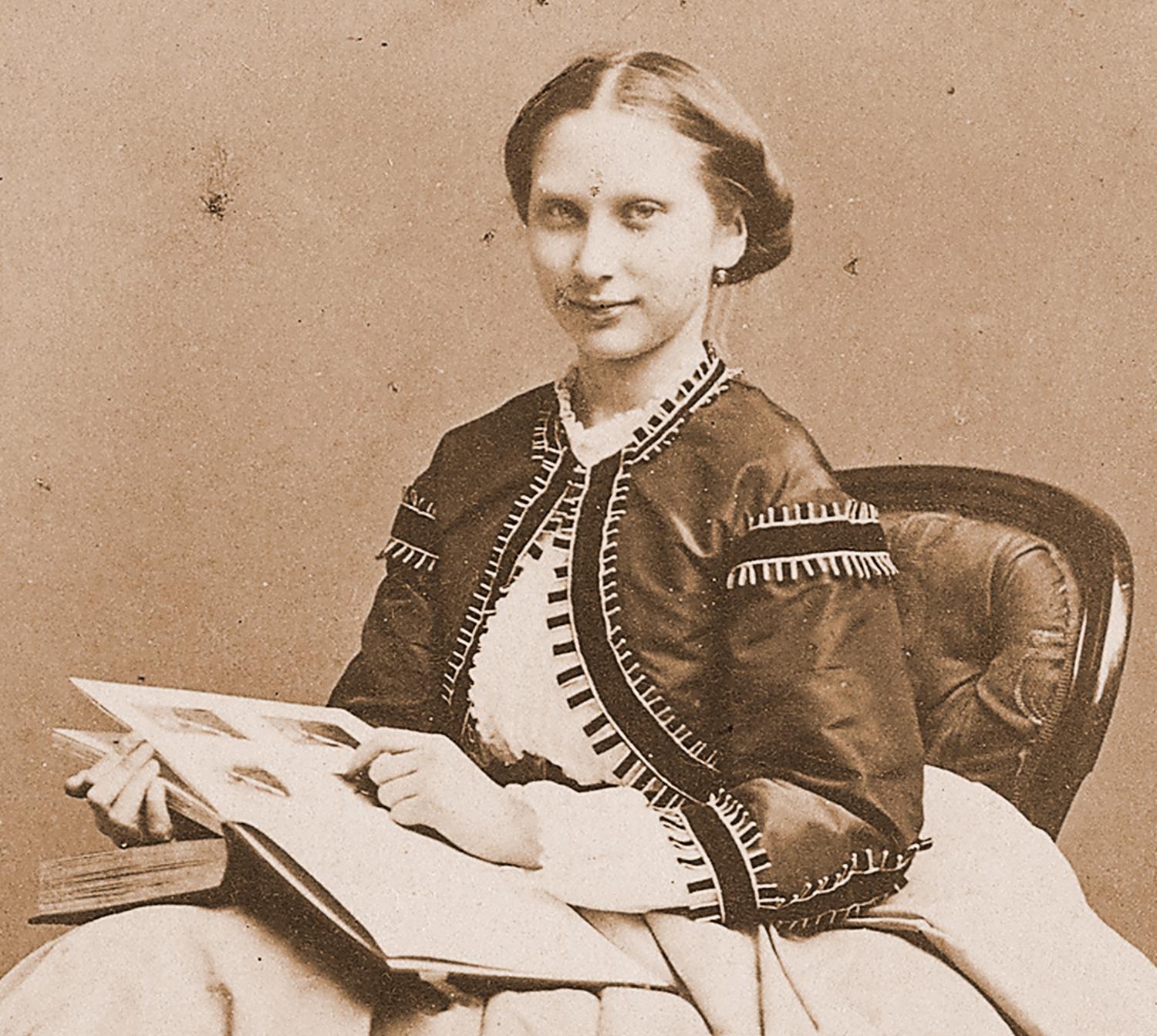 Bildande bilder  Prinsessan Lovisa  fotograferad på 1860- talet med den senaste nymodigheten – fotoalbumet.
Foto: BERTHA VALERIUS