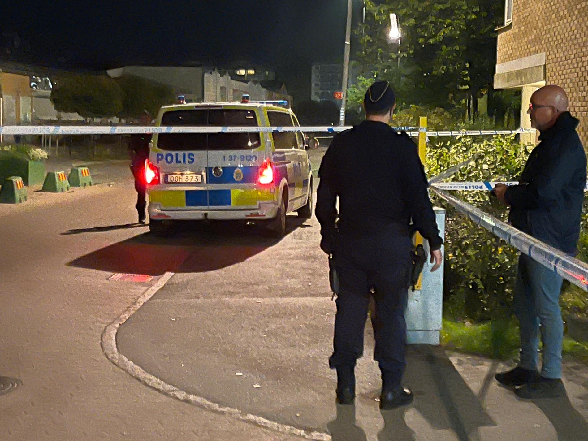 Vid midnatt sköts två personer i Jordbro utanför Stockholm. En ung man dog av skadorna.