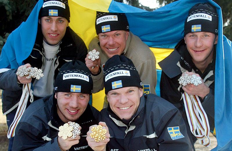 Jörgen Brink, Per Elofsson, Mathias Fredriksson, Thobias Fredriksson och Anders Södergren visar upp Sveriges totala medaljskörd från VM i Val di Fiemme 2003.