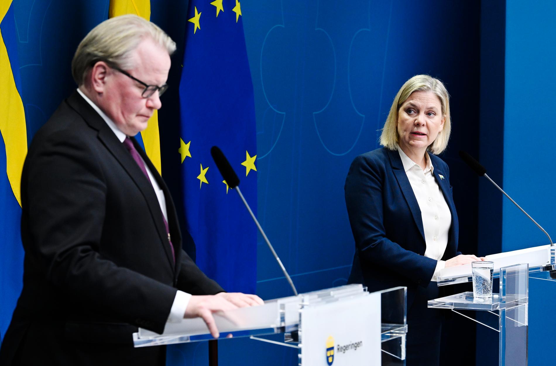 Försvarsminister Peter Hultqvist och statsminister Magdalena Andersson under söndagens pressträff om att Sverige skickar vapen till Ukraina. Stefan Löfven tycker att det är rätt att skicka vapen till Ukraina. 