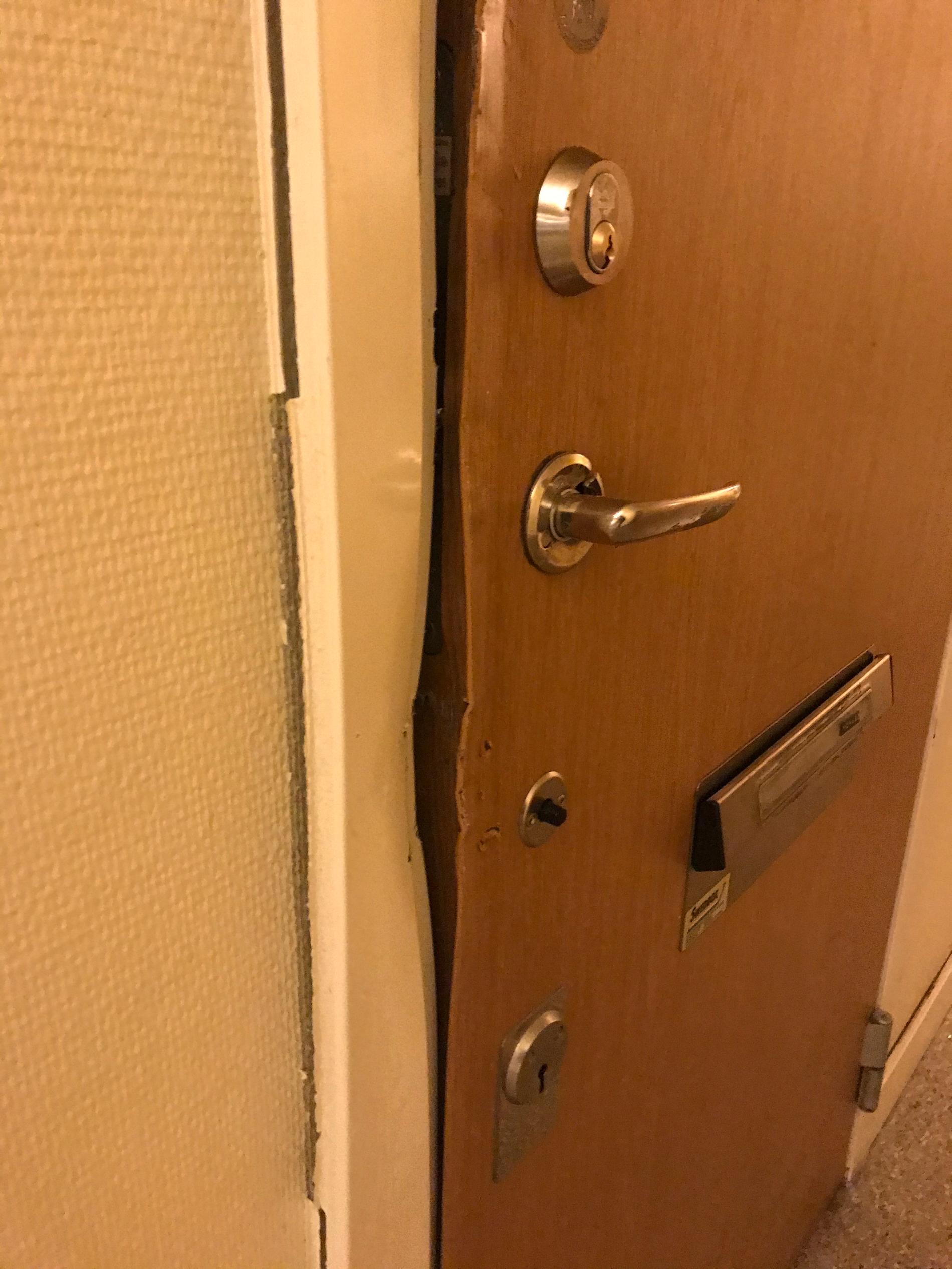 Dörren som polisen brutit upp.