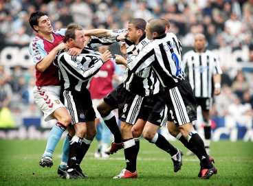 SKANDALEN De båda Newcastle-spelarna Lee Bowyer och Kieron Dyer fick hjärnsläpp och började slåss i slutminuterna av matchen Newcastle-Aston Villa. Båda blev utvisade.