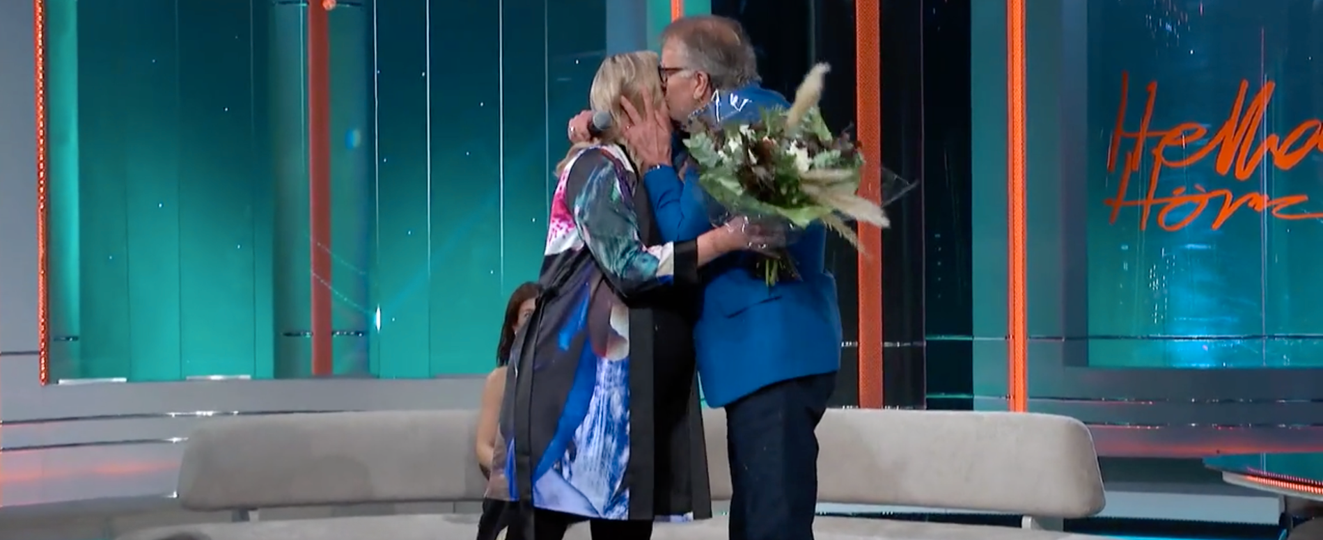 Sanna Nielsen får en kram av Lasse Berghagen.