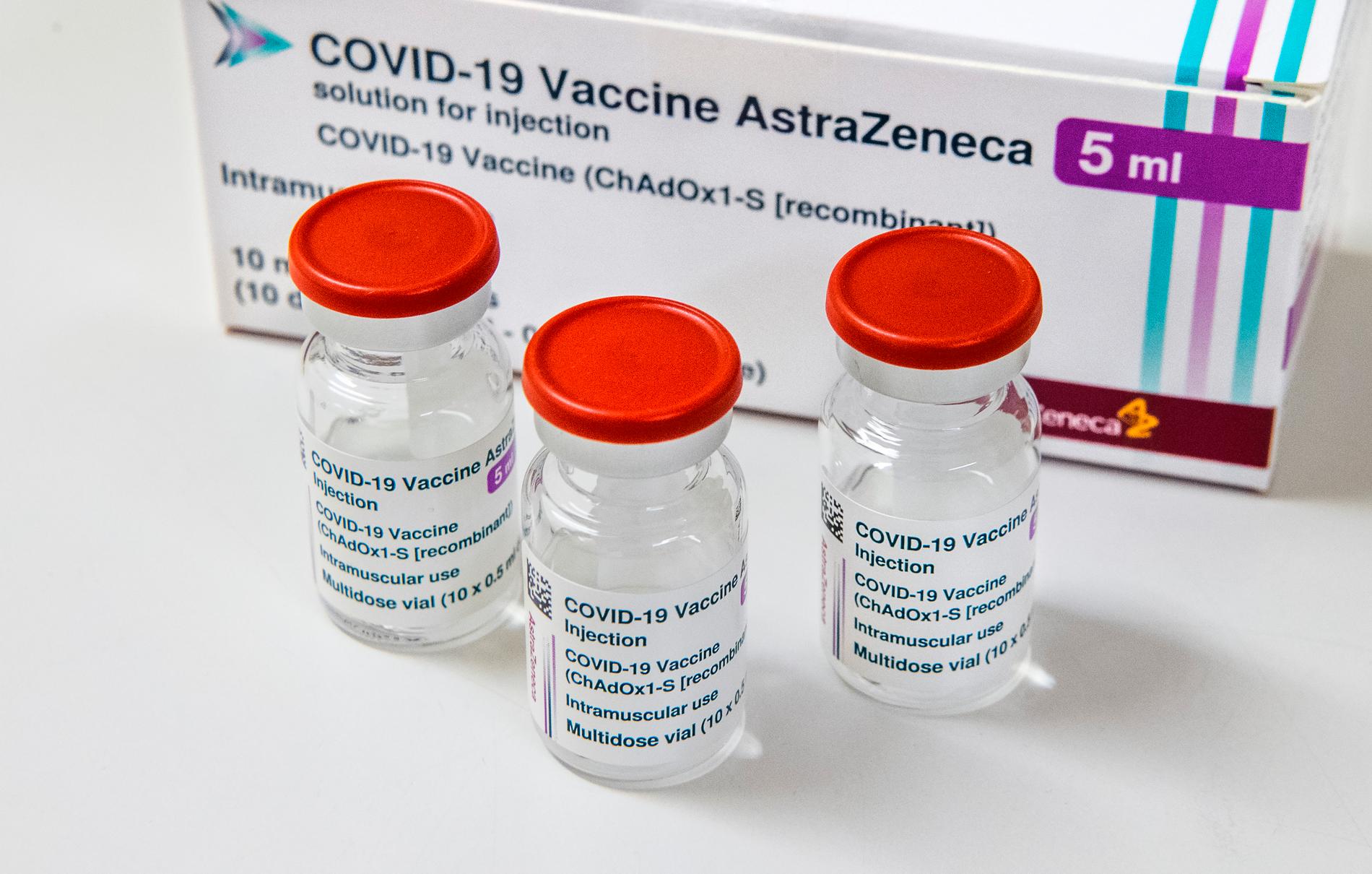 Tre flaskor med Astra Zenecas vaccin mot covid-19