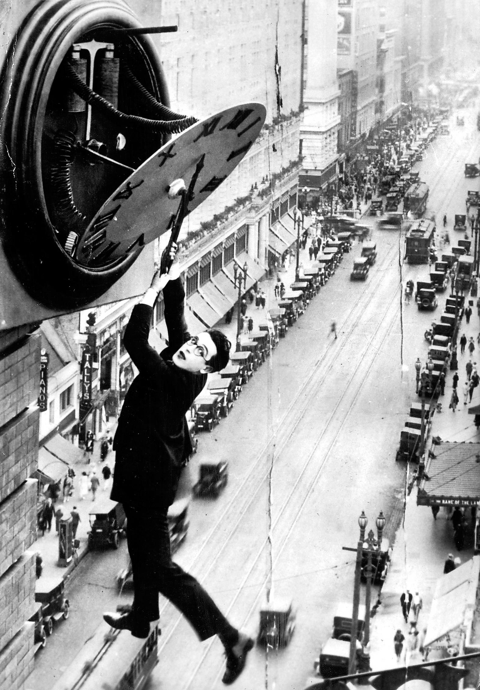 Harold Lloyd klamrar sig fast vid klockan i en klassisk scen ur filmen "Safety last!"