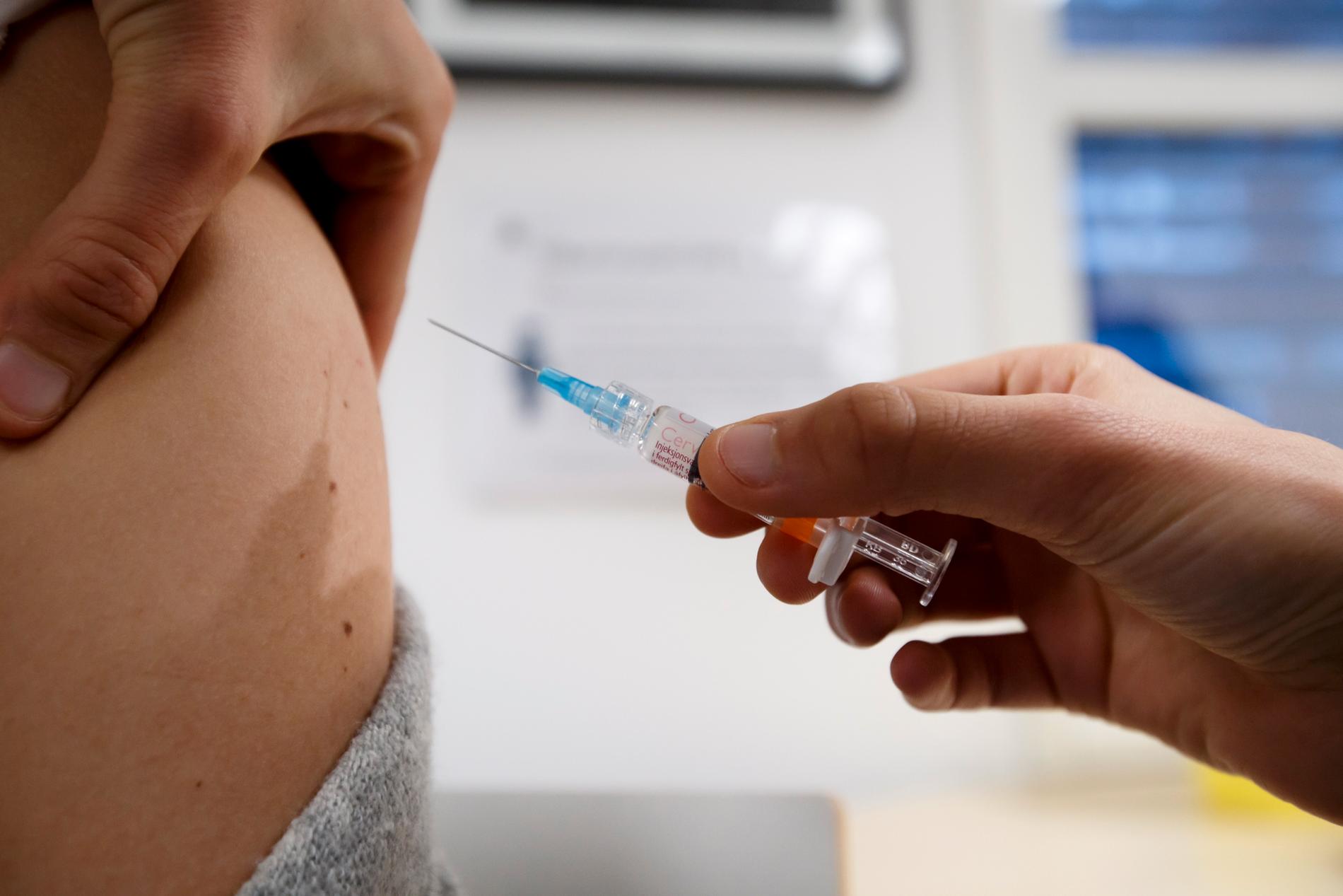 HPV-vaccin bör ges till både flickor och pojkar, tycker forskarna, som oroas över att svalgcancer ökar. Arkivbild.