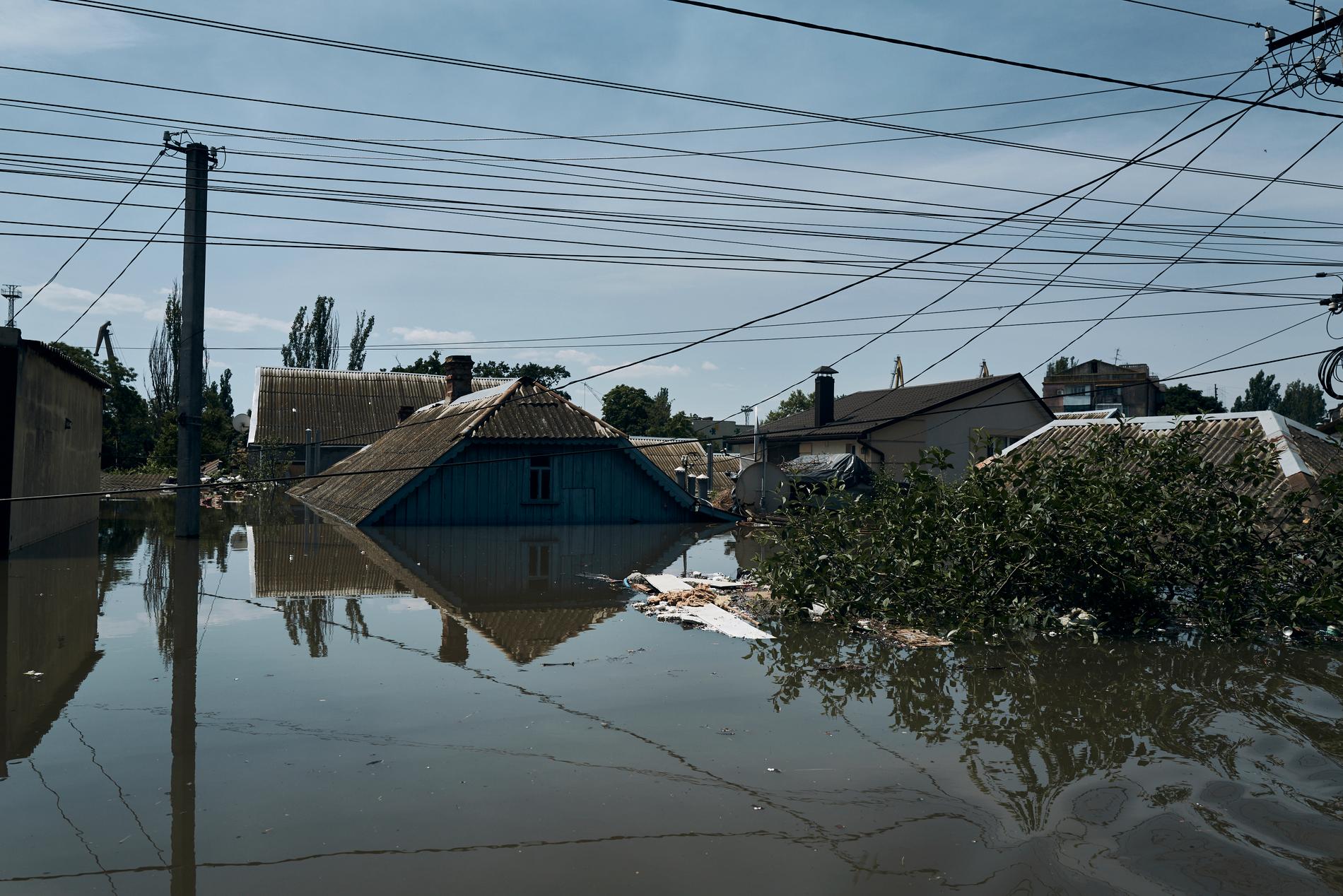 Översvämmade hus i staden Cherson i södra Ukraina.