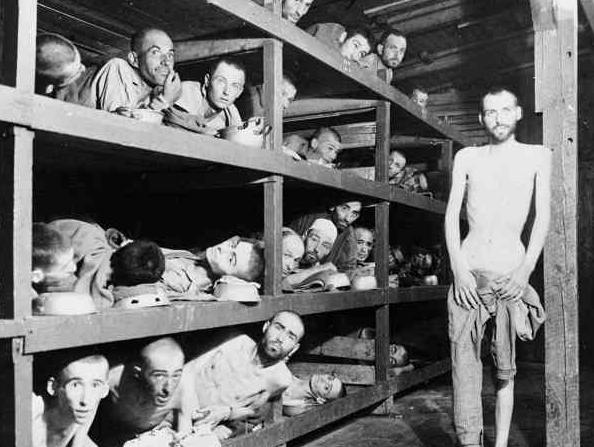Fångar i koncentrationslägret Buchenwald. Elie Wiesel, som fått Nobels fredspris, är nummer sex från vänster i andra raden. Bilden togs av Sievert Stockland när amerikanska trupper kom till lägret.