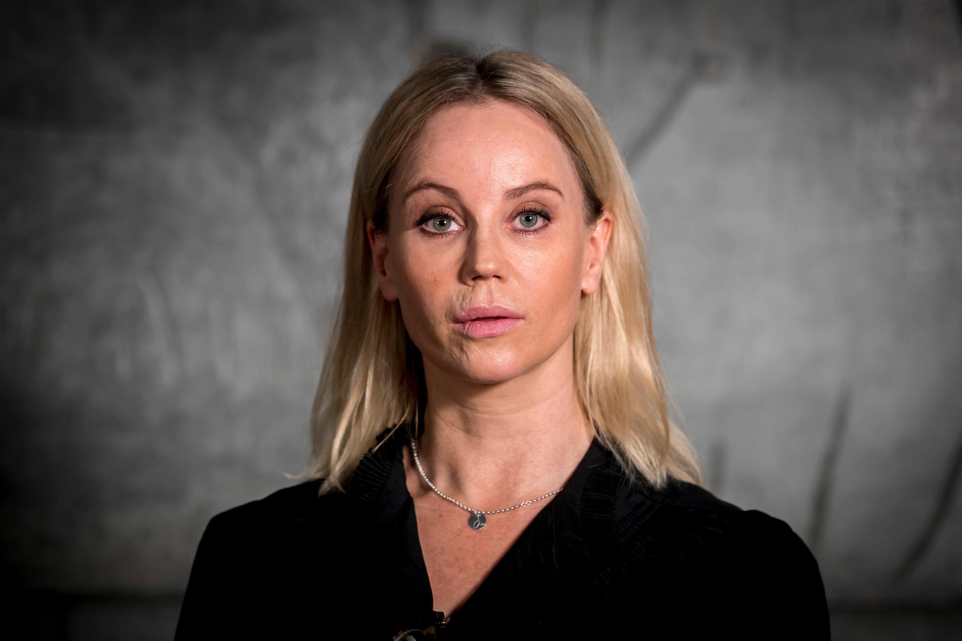 Sofia Helin spelar karaktären Saga Norén i serien.