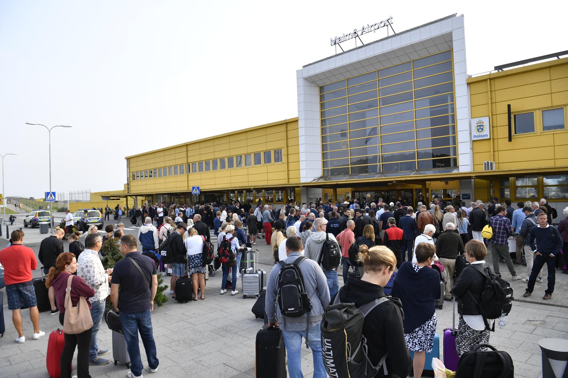 Polis och passagerare utanför avgångshallen på Malmö flygplats sedan flygplatsen utrymts. Det misstänkta föremålet som hittades i säkerhetskontrollen visade sig vara ofarligt.