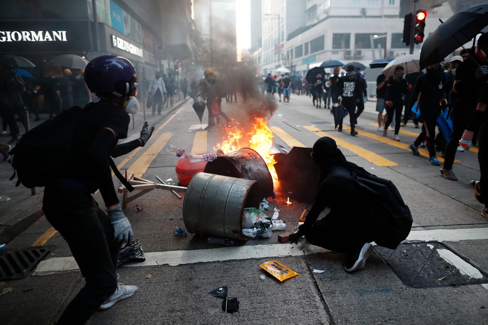 Protesterande satte eld på bråte under dagens oroligheter.