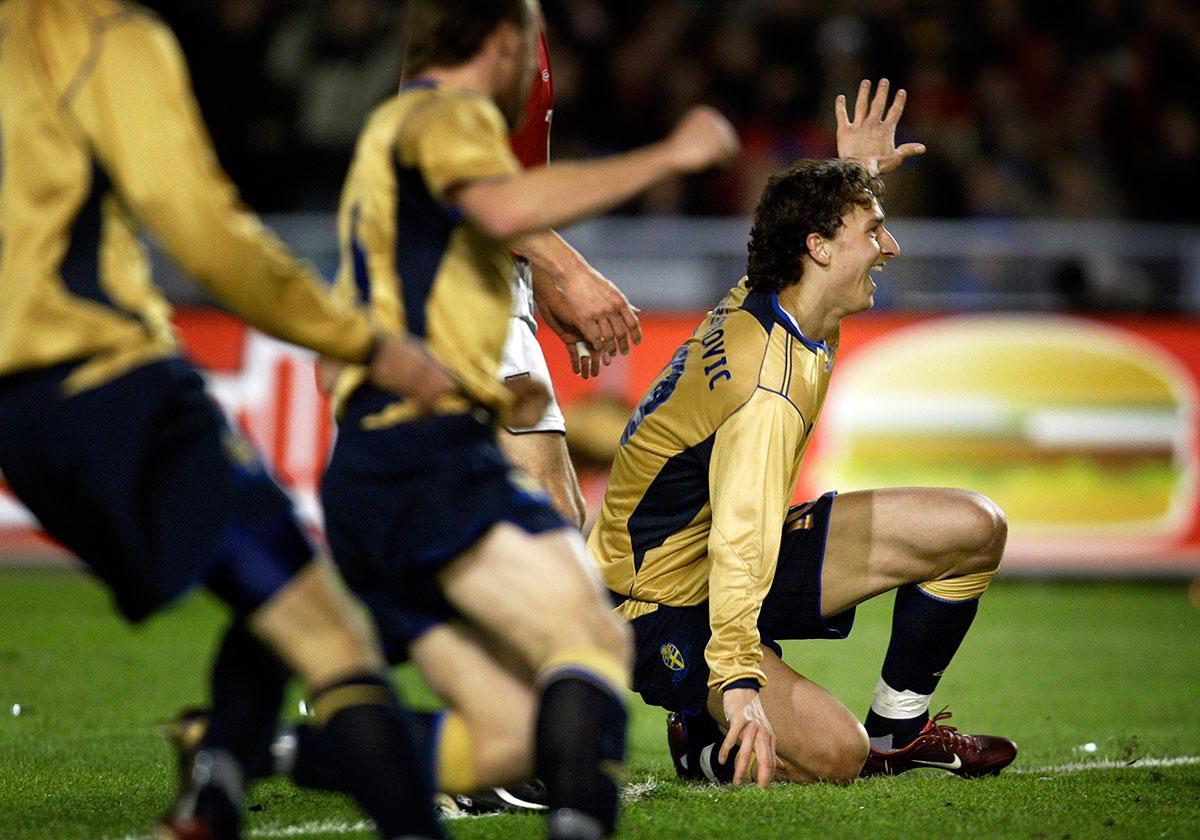 31 mars 2004 I 54:e minuten sätter Zlatan segermålet i träningslandskampen mot England.