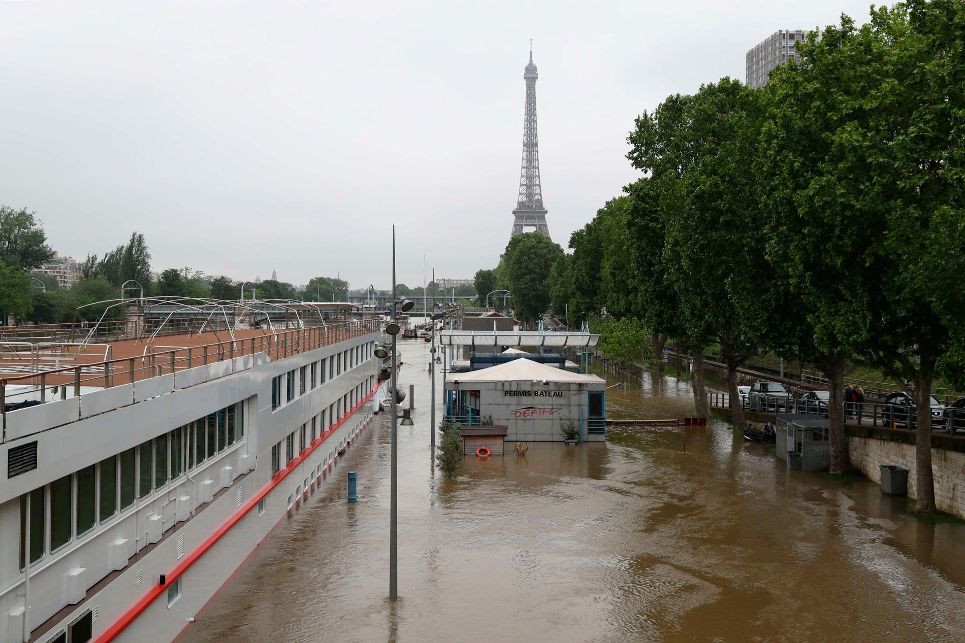 Floden Seine i paris svämmar över.