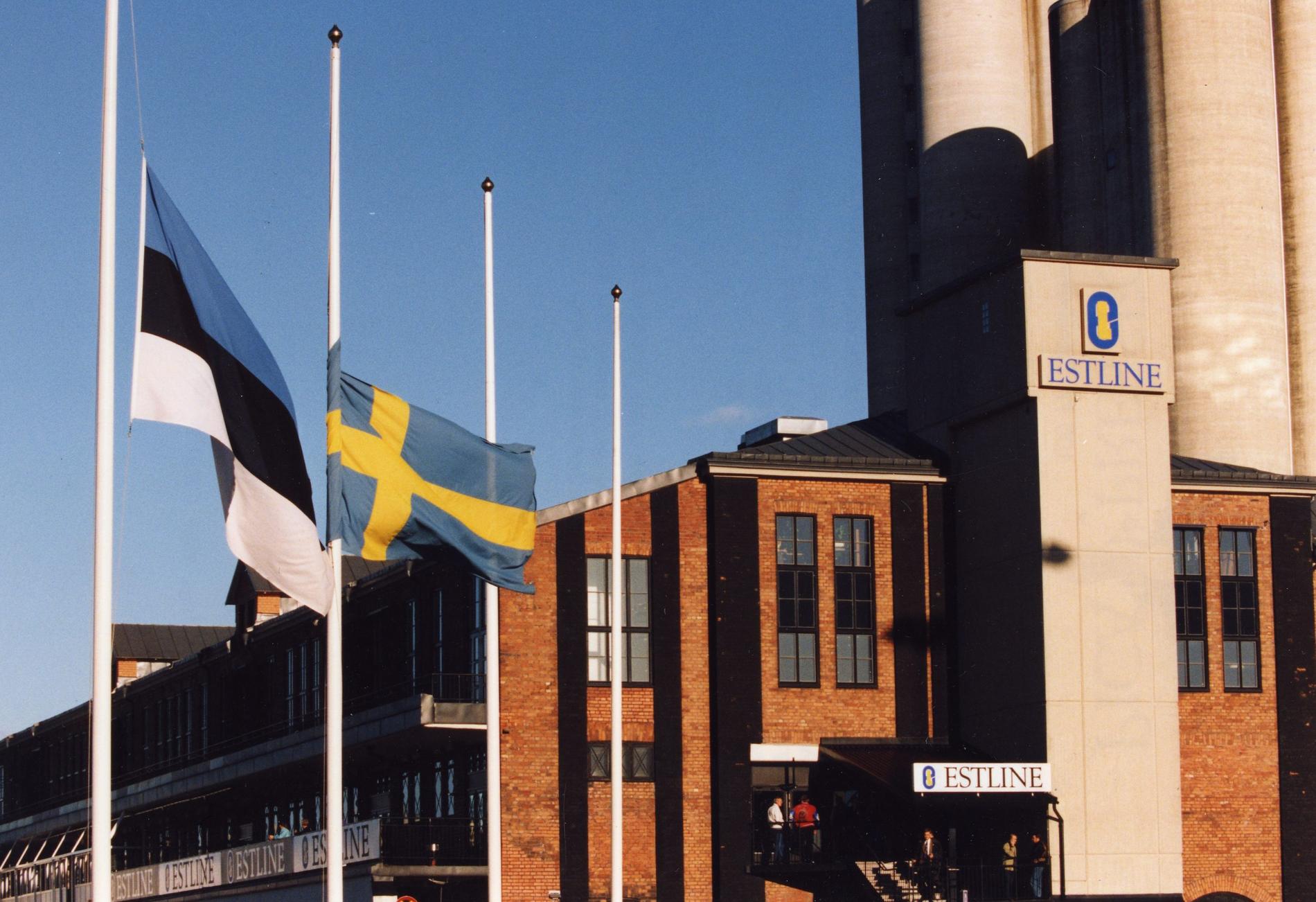 En estländsk och svensk flagga på halv stång efter olyckan 2004. Arkivbild.