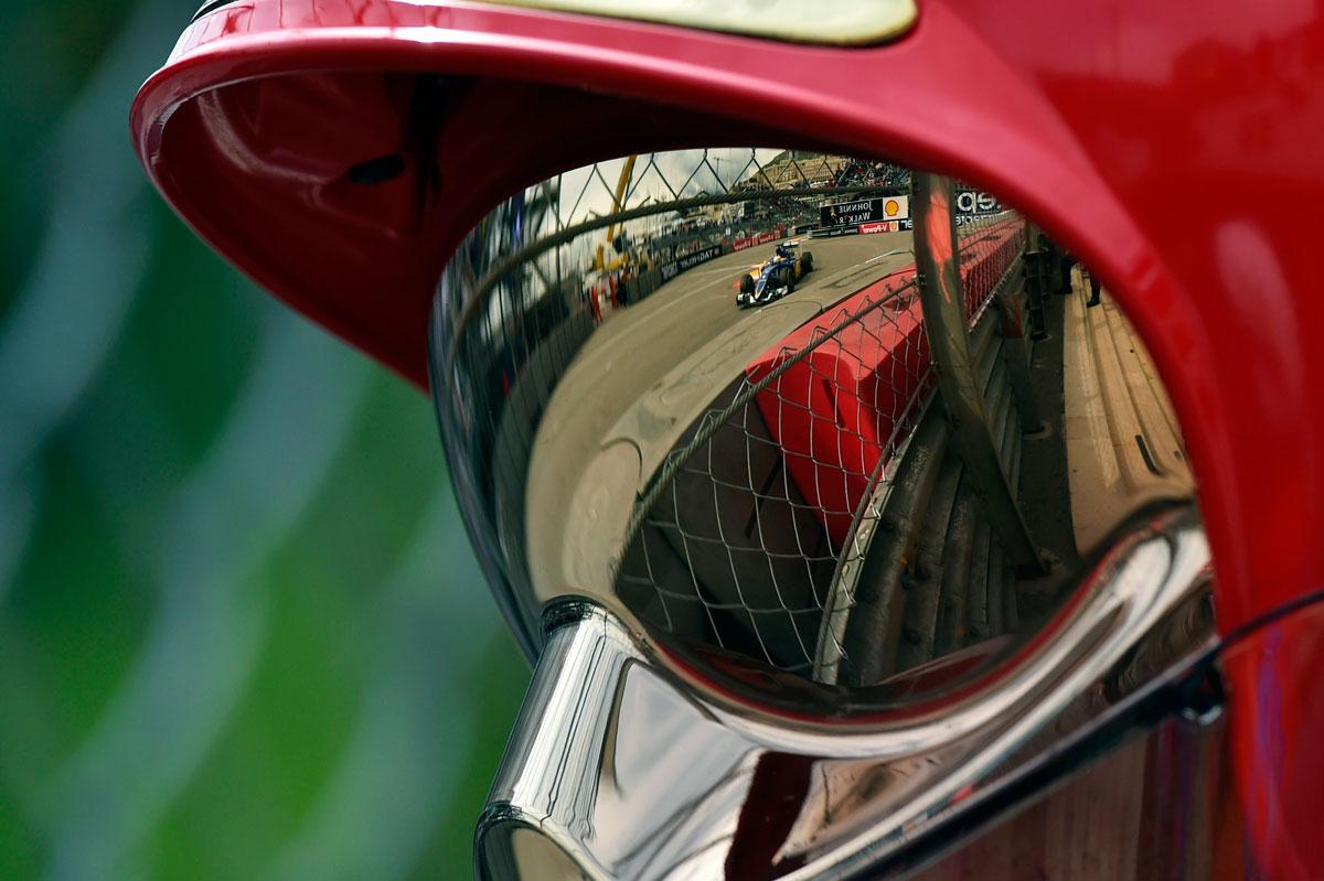 Marcus Ericssons bil syns i spegelbilden på en brandmans glasögon.
