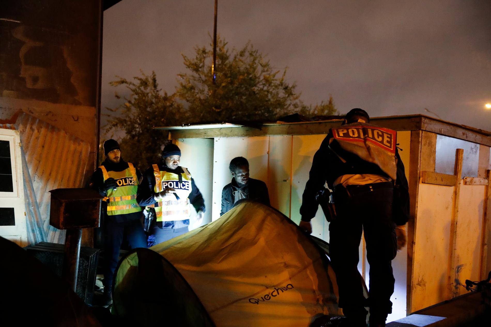 Polisen tömde lägret i norra Paris på flera hundra personer.