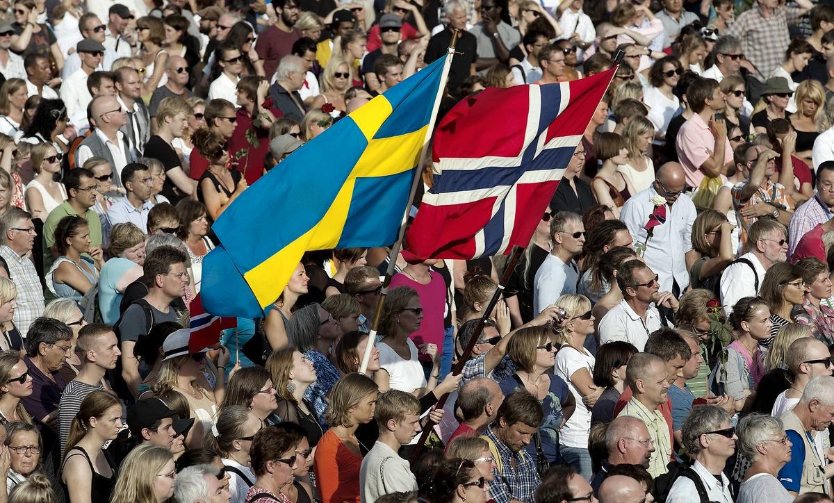 SVERIGE SÖRJER Tusentals människor hade samlats på Sergels torg i Stockholm för att hedra offren efter terrorattentatet i Norge.