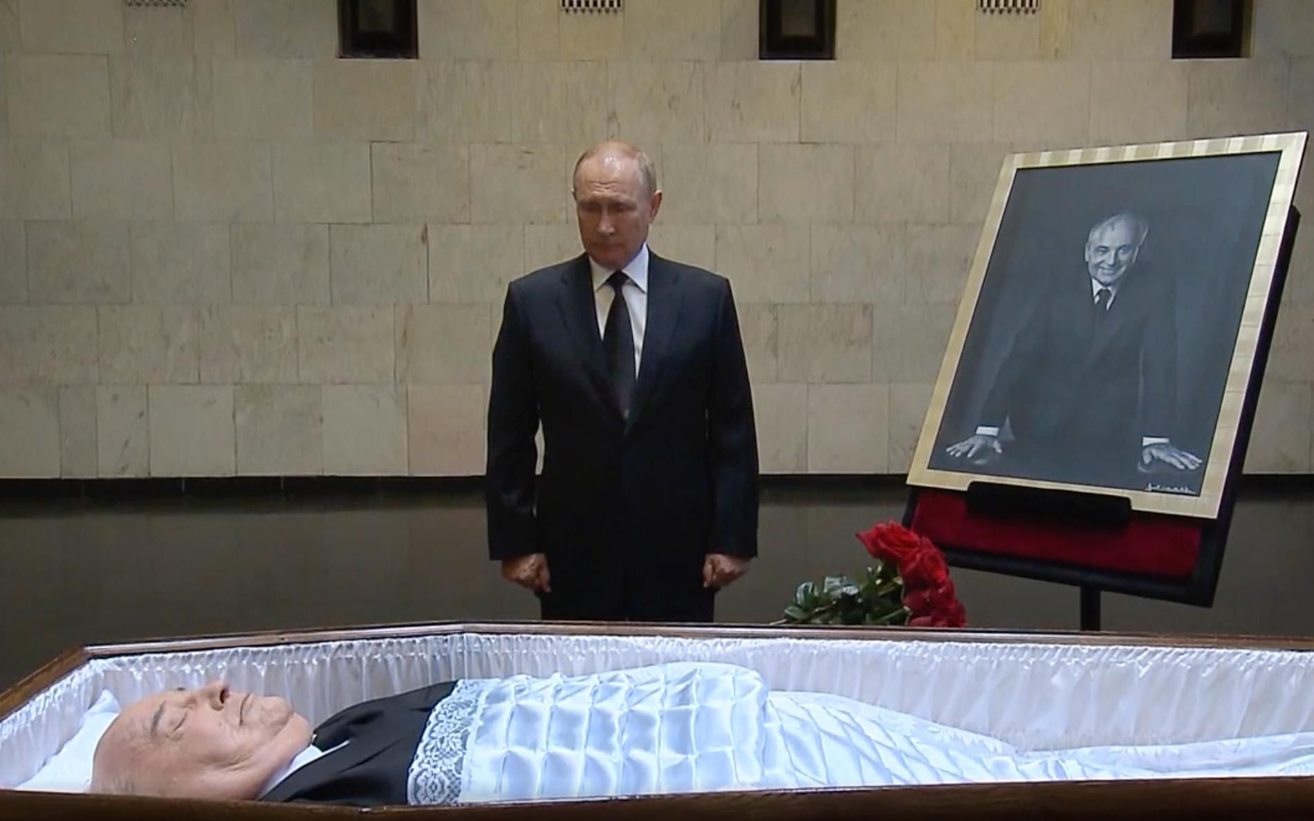 Vladimir Putin vid Michail Gorbatjovs öppna kista som han besökte i torsdags. Han närvarar dock inte vid begravningen.