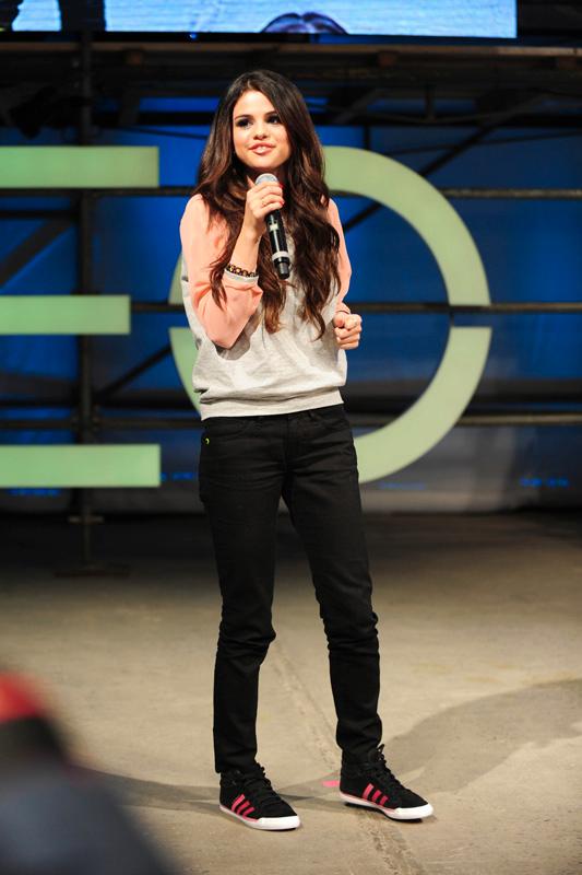 Justin Biebers ex Selena Gomez promotar sin Adidas-kollektion i NY.