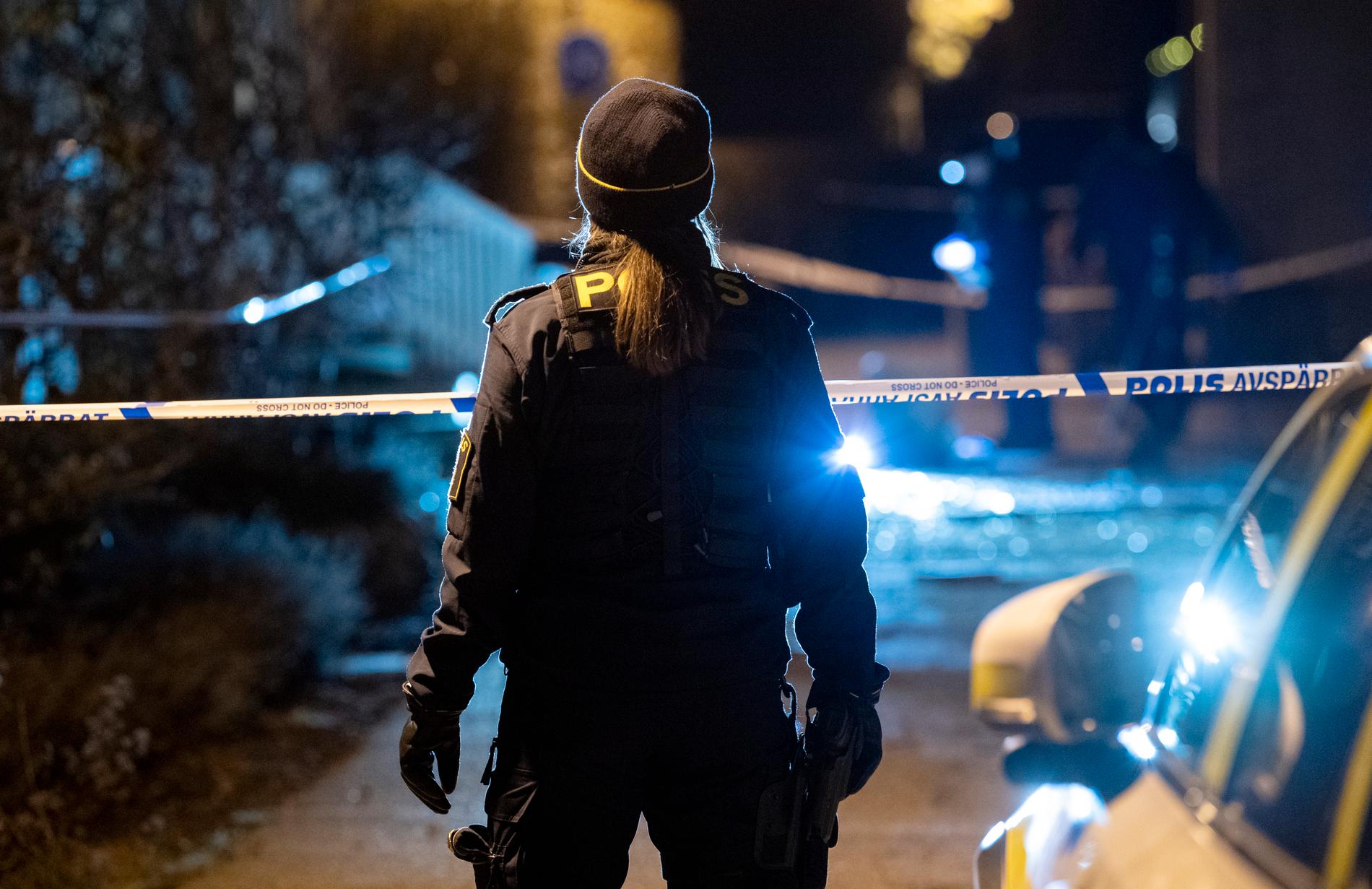 Avspärrningar vid en fastighet efter en detonation i Ramlösa i södra Helsingborg.