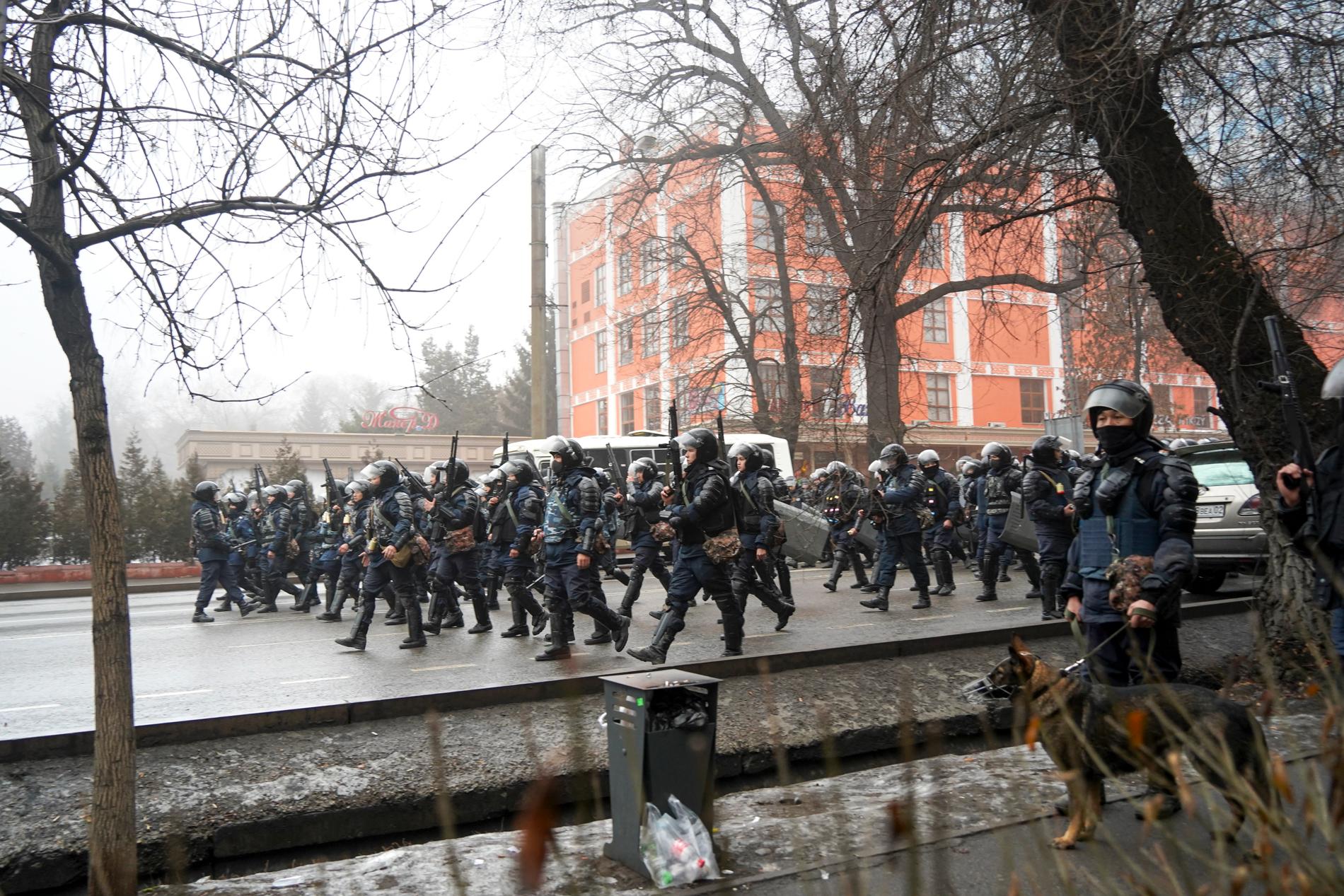 Kazakiska kravallpoliser på marsch i Almaty i onsdags.