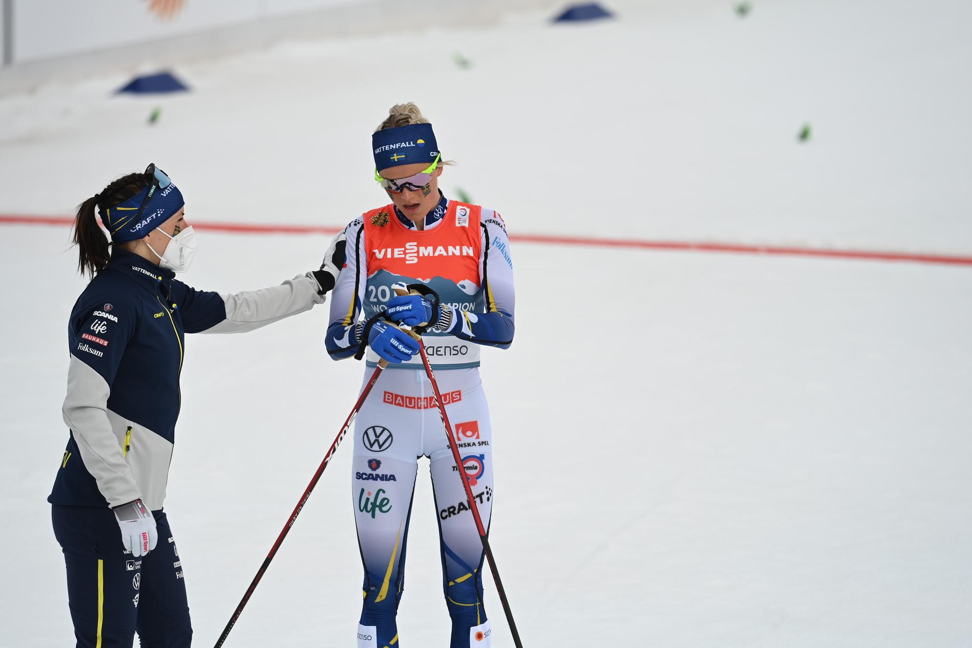 Frida Karlsson och Charlotte Kalla deppar efter stafetten i VM.