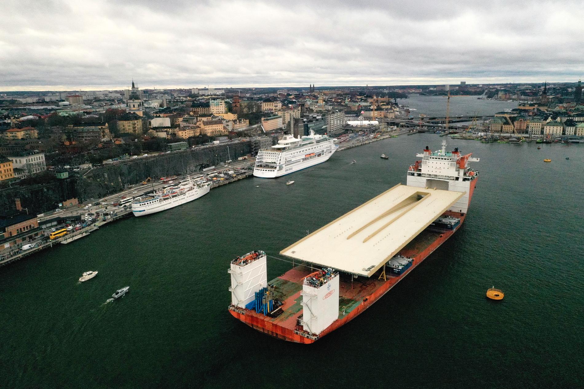 Klimatutsläppen från tillverkningen och transporten av Guldbron, som nu är på plats vid Slussen i Stockholm, är ett exempel på konsumtionsbaserade utsläpp, som inte bokförs på Sveriges utsläppskonto. Arkivbild.