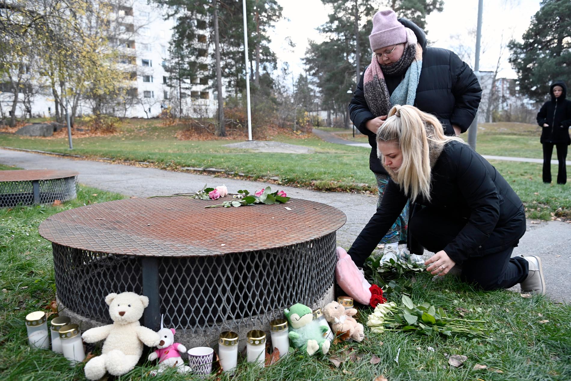 Stina Färdig, 27, och Hanna-Maja Färdig, 25, lägger en blombukett vid minnesplatsen för mordoffret.