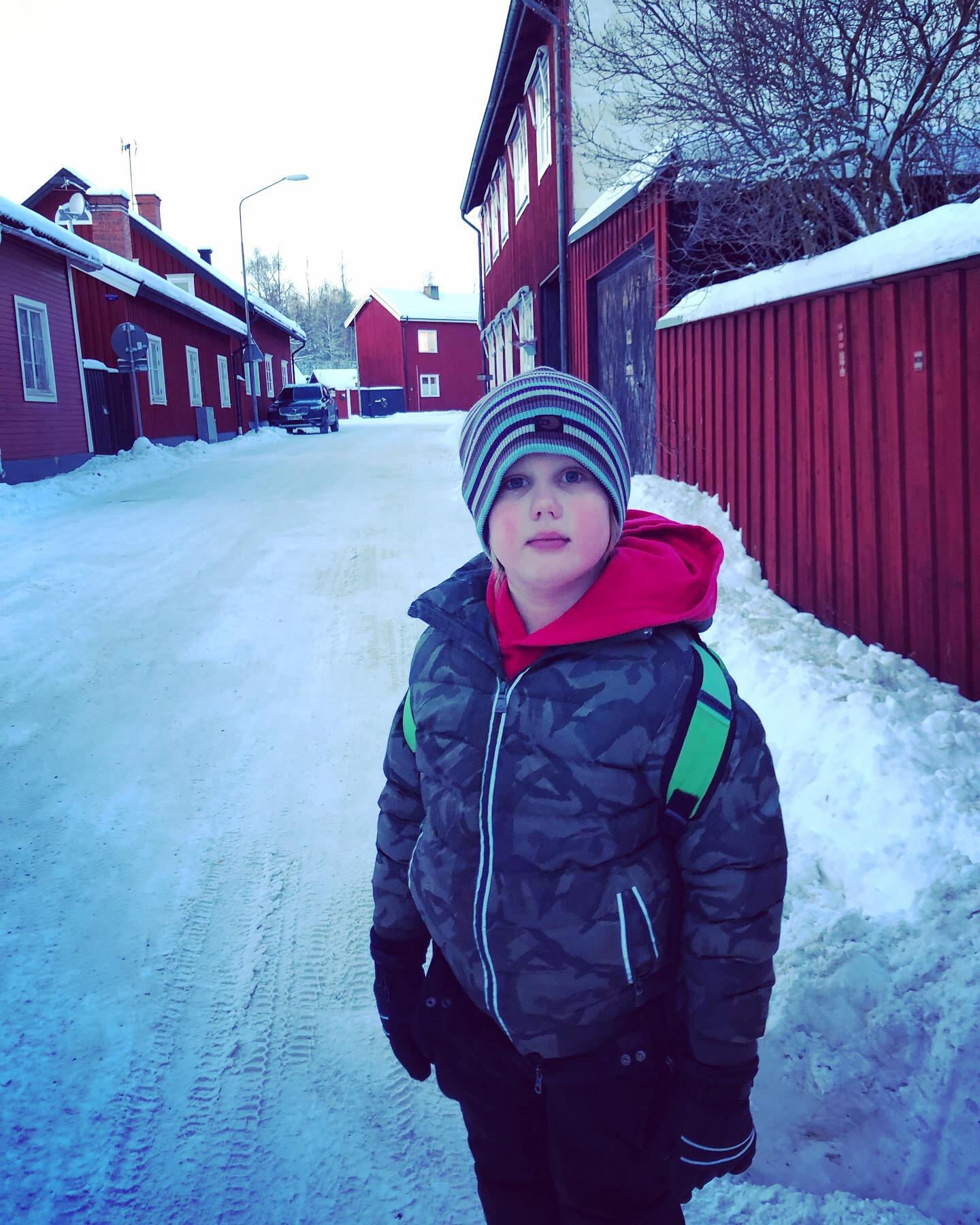 Det var sjuårige Emrik som uppmärksammade färgen på vägen till skolan.