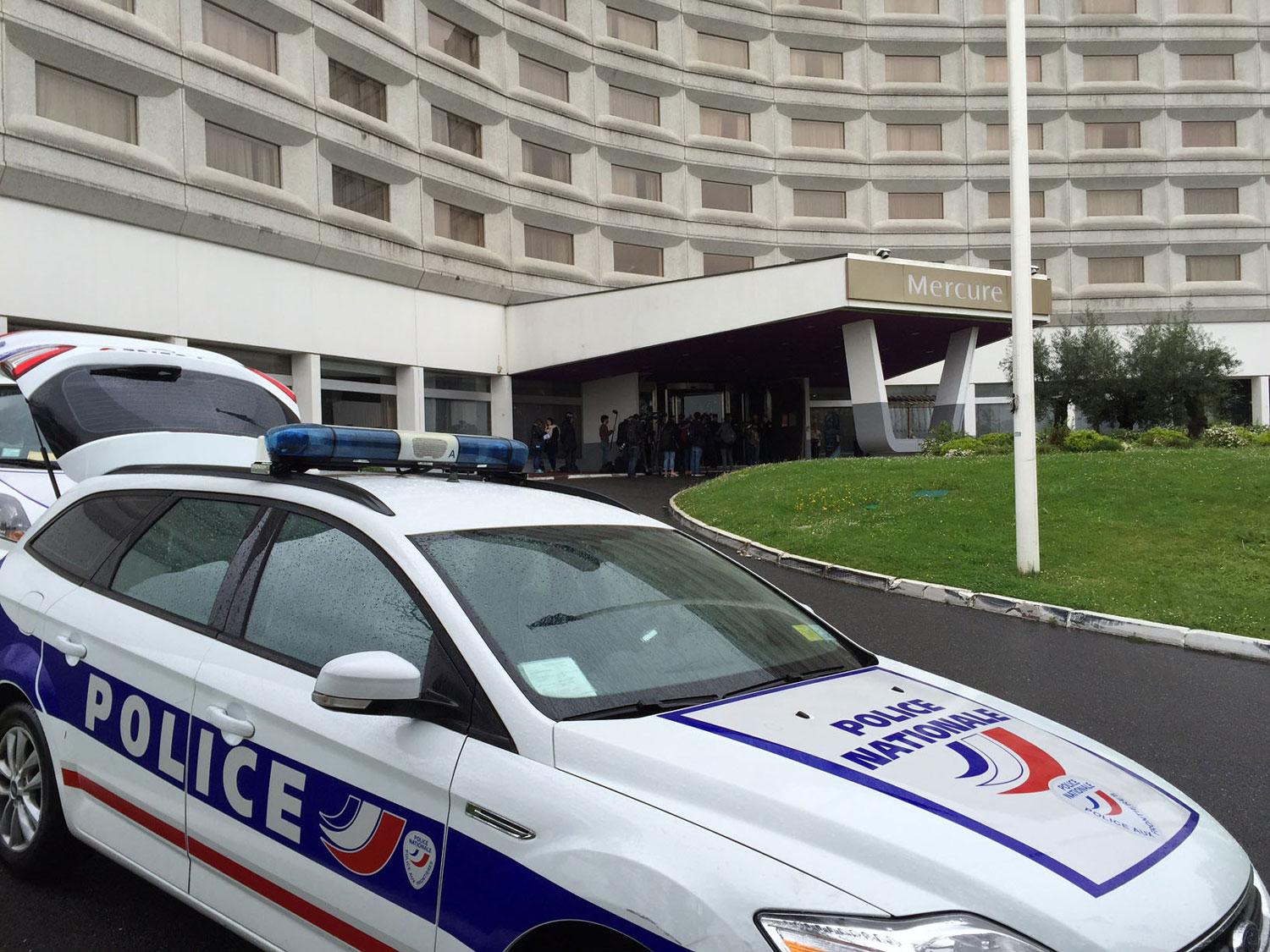 Ett kriscenter för anhöriga har upprättats i hotel Mercure nära flygplatsen i Paris.