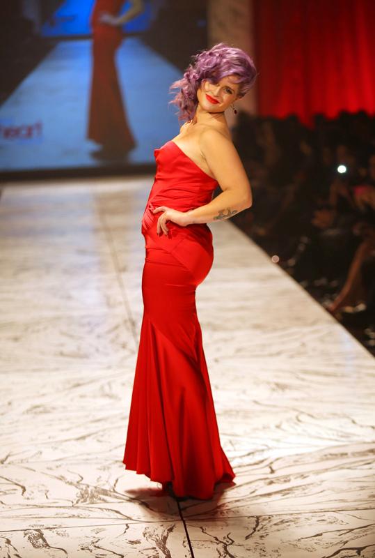Rockdottern Kelly Osbourne på catwalken för The heart truth's red dress collection.