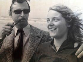 Knud och Hanne-Vibeke Holst på stranden i Nordjylland.