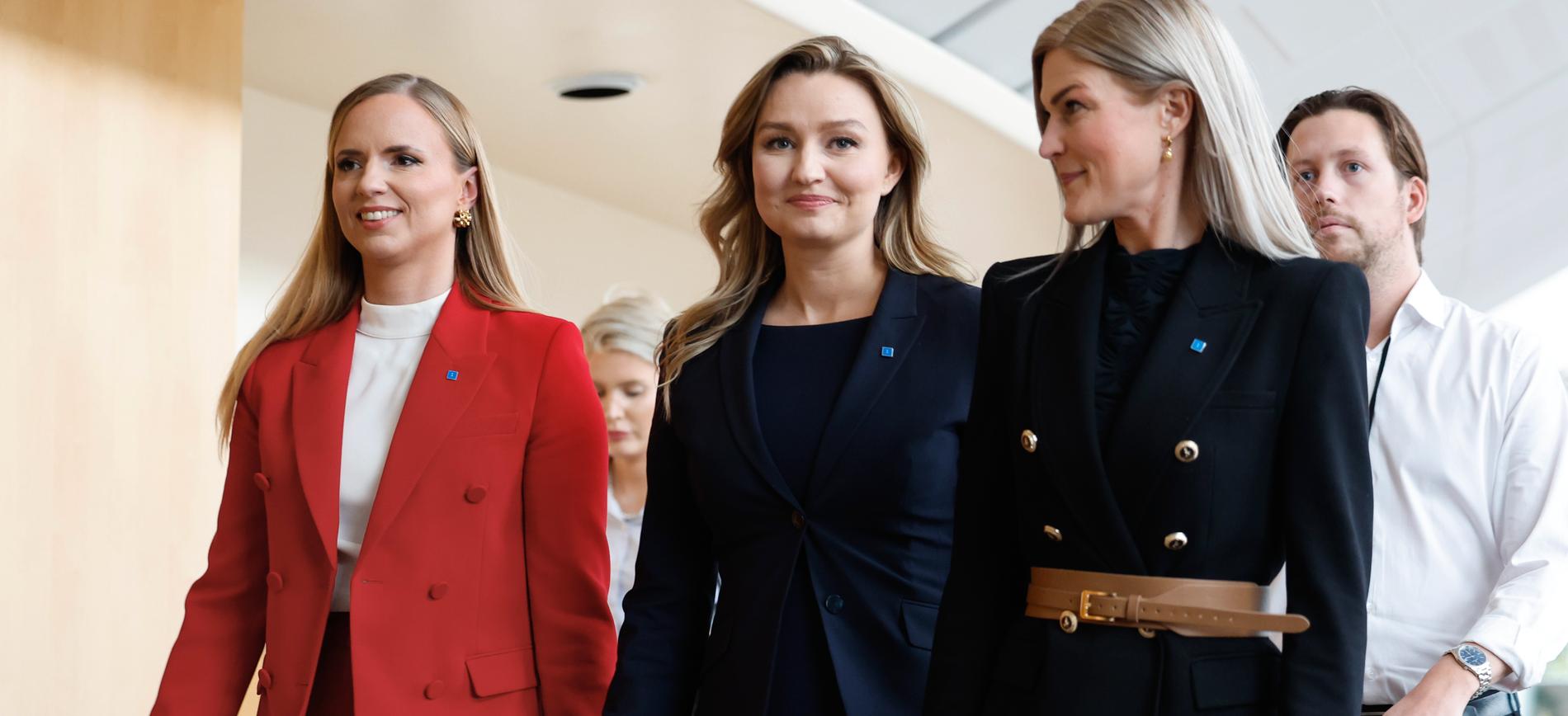 Sara Skyttedal, Ebba Busch och Ella Kardemark på väg till presentationen av partiets toppkandidater till Europaparlamentsvalet i oktober.