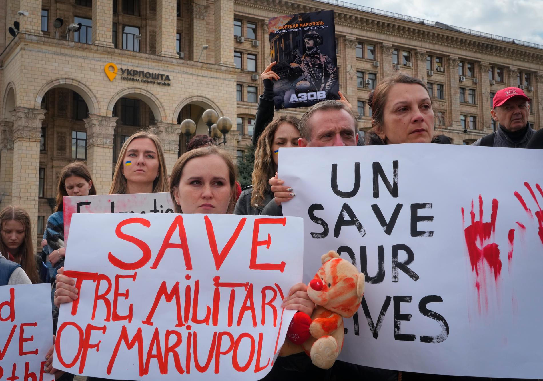 Tidigare i veckan samlades anhöriga till människor fast i Mariupol för att demonstrera. ”FN rädda våra liv” står skrivet på en av skyltarna.