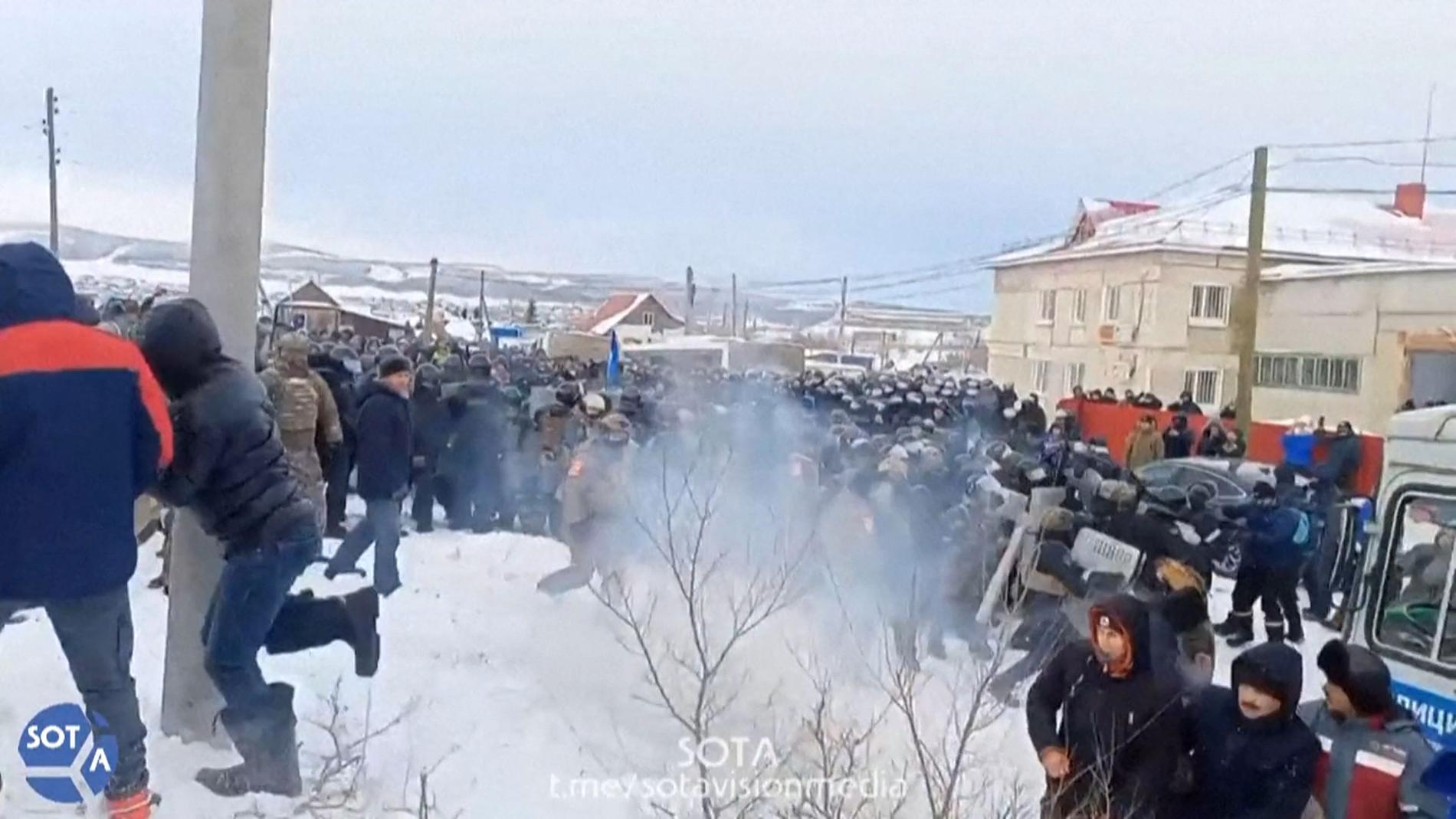 Polis använder tårgas för att skingra demonstranter i  Bashkortostan-regionen. Bilden är från onsdag 17 januari. 