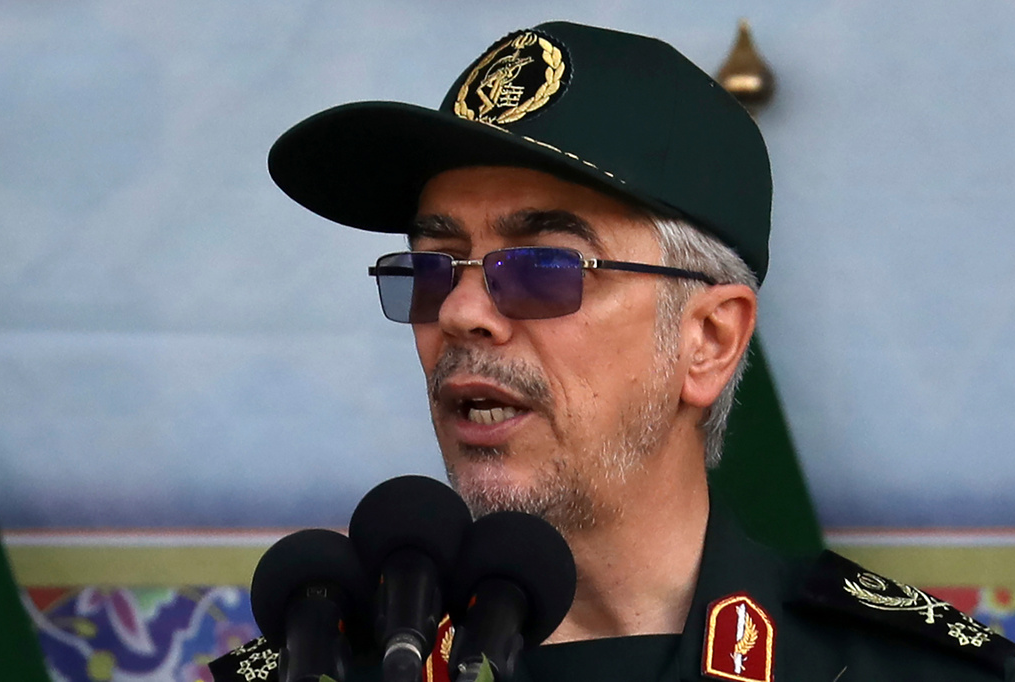 Den iranska arméns stabschef generalmajor Mohammad Bagheri varnar Israel från att slå tillbaka.