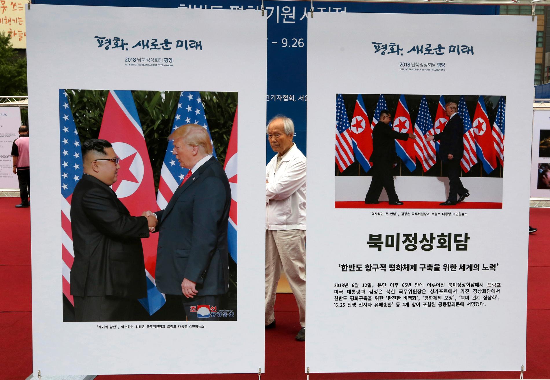 Bilder från USA:s president Donald Trump och Nordkoreas ledare Kim Jong-Un i Singapore i fjol på en utställning om fred i Sydkoreas huvudstad Seoul. Arkivbild.
