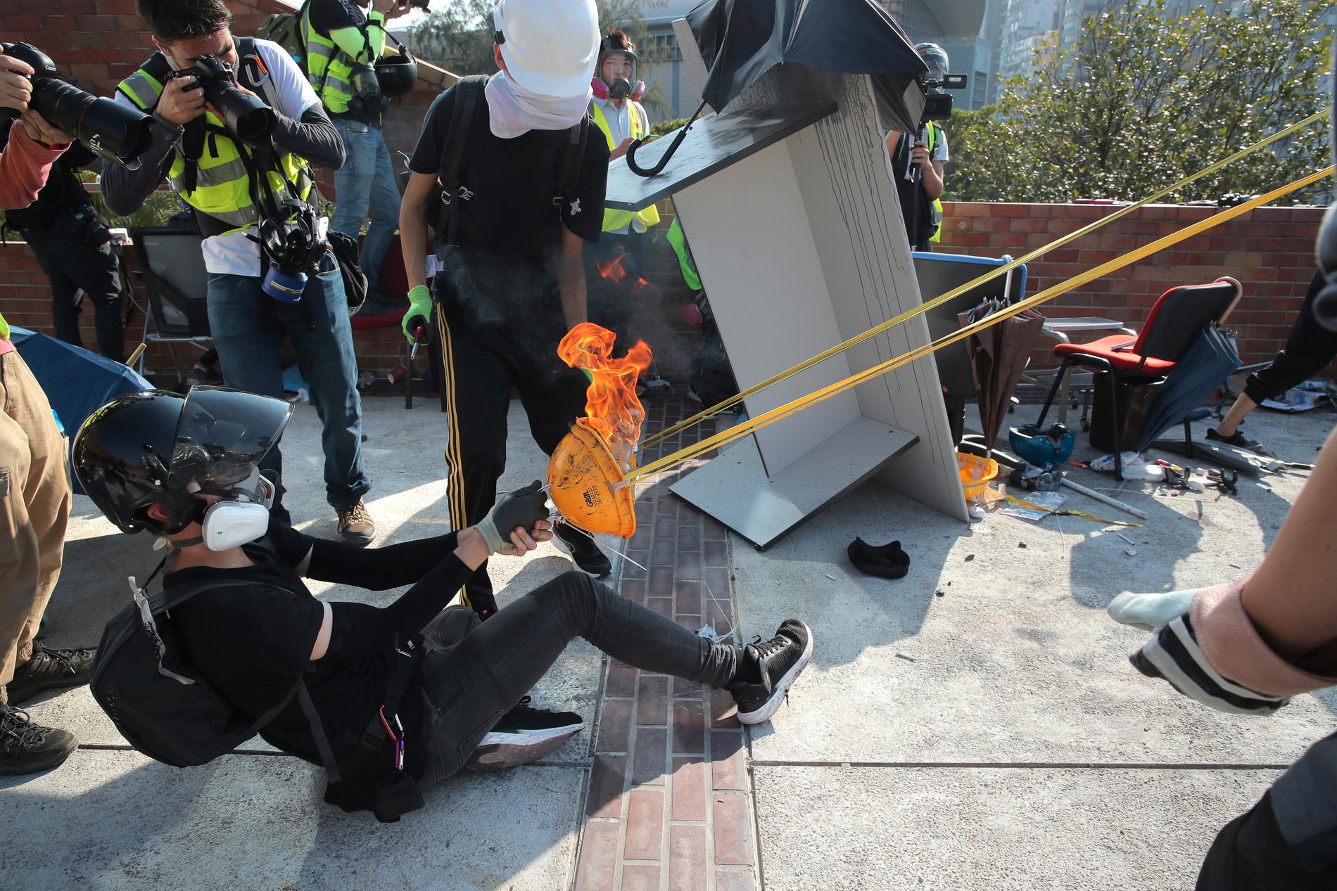 Tidigare i veckan kom rapporter om demonstranter som byggt katapulter för att avlossa eldprojektiler.