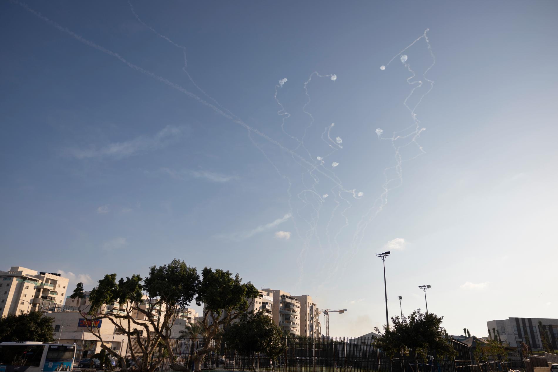 Hamas skjuter raketer mot Ashkelon och iIsrael svarar mot antiraketsystem.