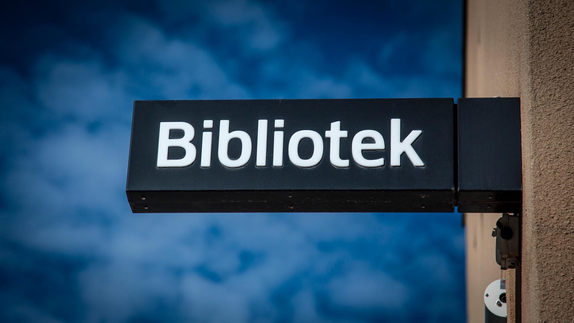 Kommunala bibliotek och badhus stänger i Norrköping och Lidköping, men inte i Stockholm och Göteborg. Arkivbild.