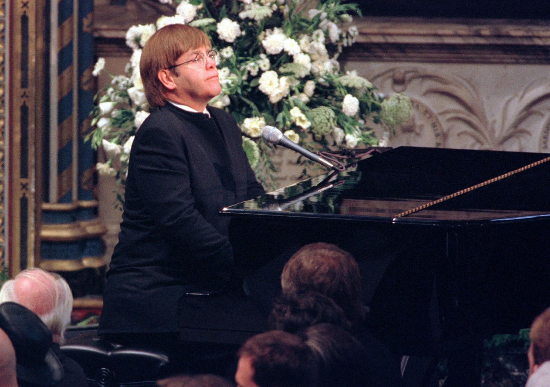 Elton John framför den nyskrivna versionen av "Candle in the wind" under prinsessan Dianas begravning i Westminster Abbey, den 6 september 1997. Arkivbild.