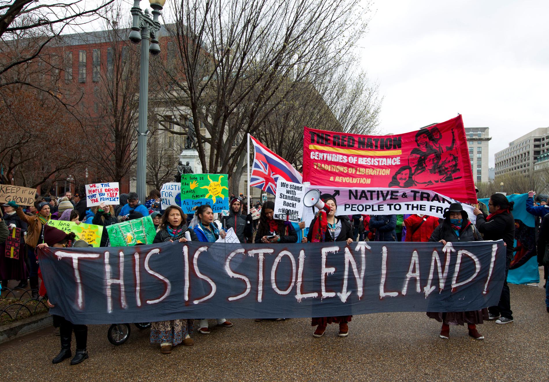 Motståndarna mot oljeledningen Dakota Access har vunnit en juridisk seger – efter många års strid. Här en demonstration utanför Vita huset 2017.